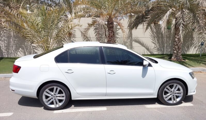 
								Volkswagen Jetta GCC 2017 Model 2.0 Top of The Range Specs With Leather Seats And Sunroof full									