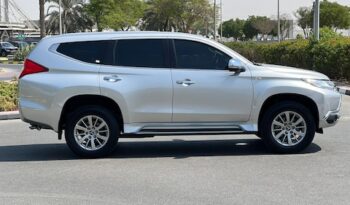 
									2017 Mitsubishi Montero full								