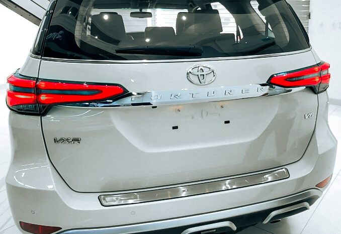 
								Toyota Fortuner White 2022 full									