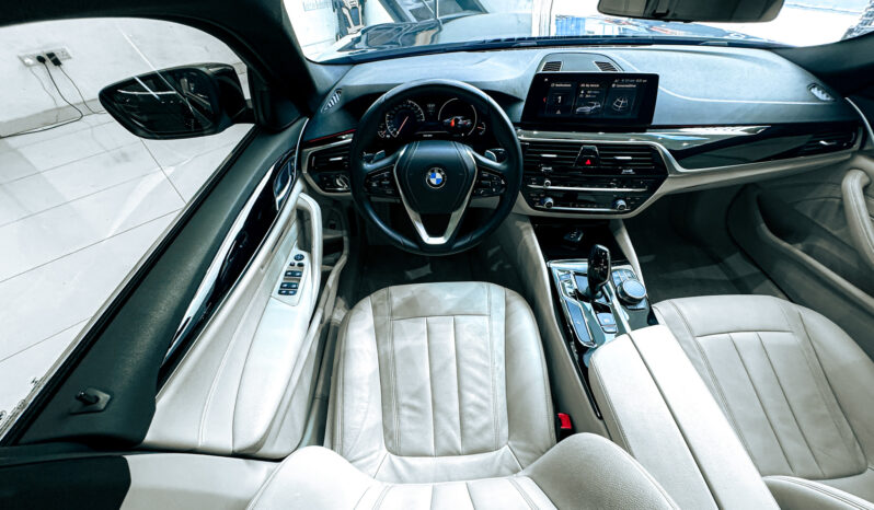 
								2019 BMW 520i Exclusive 2.0Twin Turbo V4 // EMI Starting from 1,470 AED full									