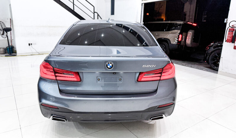 
								AED 2,370 // 20%DP // 2018 BMW 520i M Sport // *FREE*: Insurance; Registration; Tinting; Salik Tag // 48 Months full									